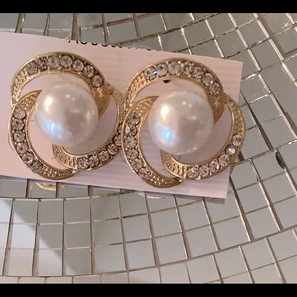 Beautiful vintage Pearl look  earrings so pretty!